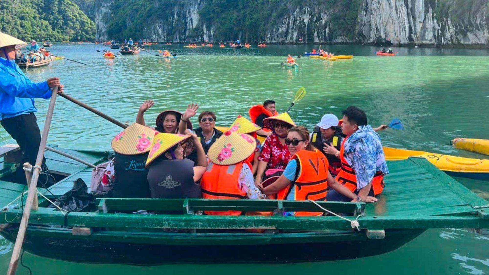 Lotus Boutique Cruise Hotel ฮาลอง ภายนอก รูปภาพ