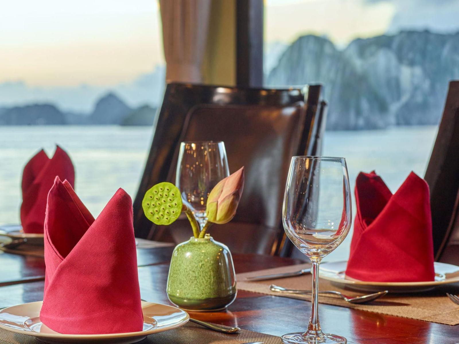 Lotus Boutique Cruise Hotel ฮาลอง ภายนอก รูปภาพ