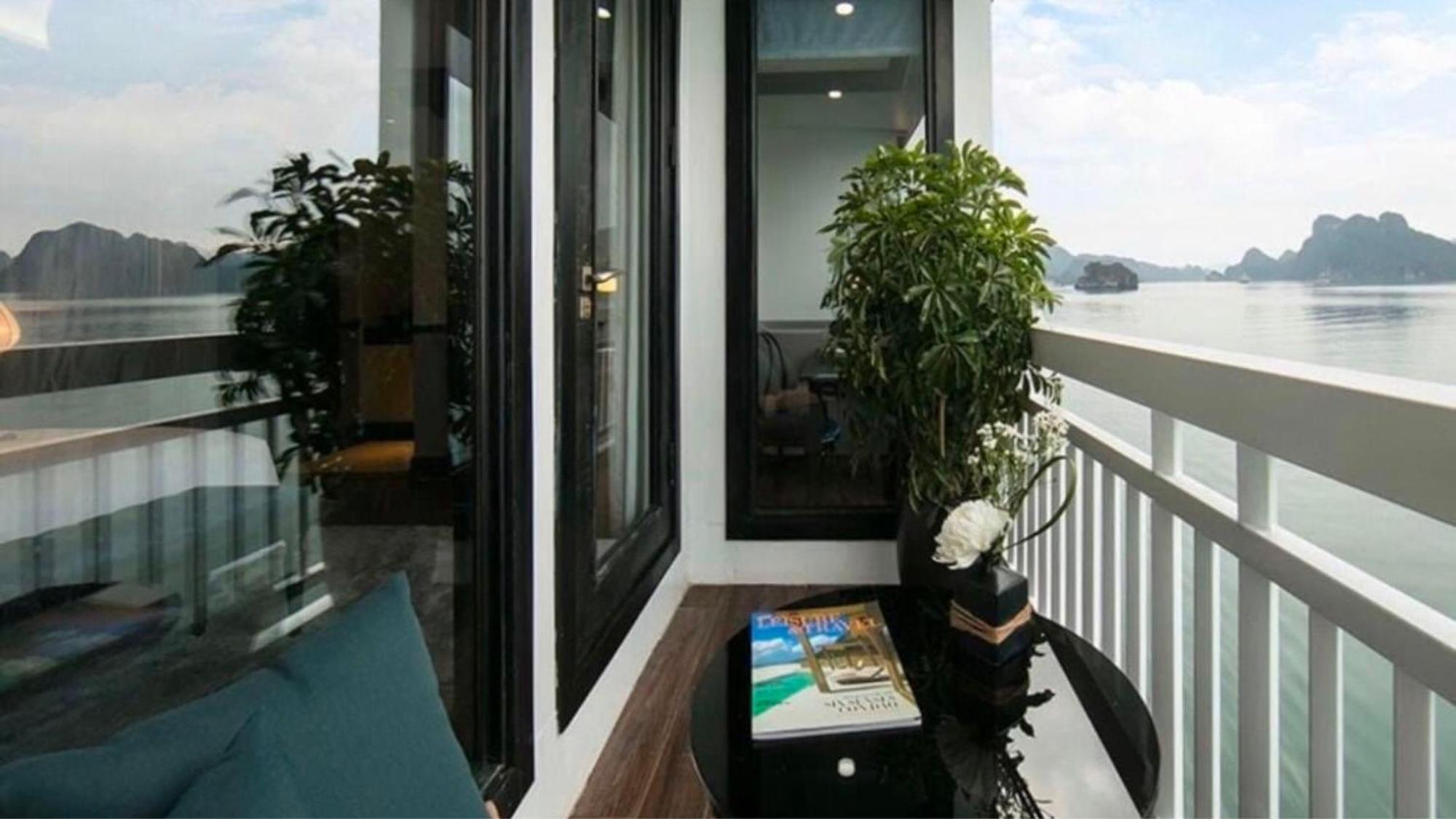 Lotus Boutique Cruise Hotel ฮาลอง ภายนอก รูปภาพ