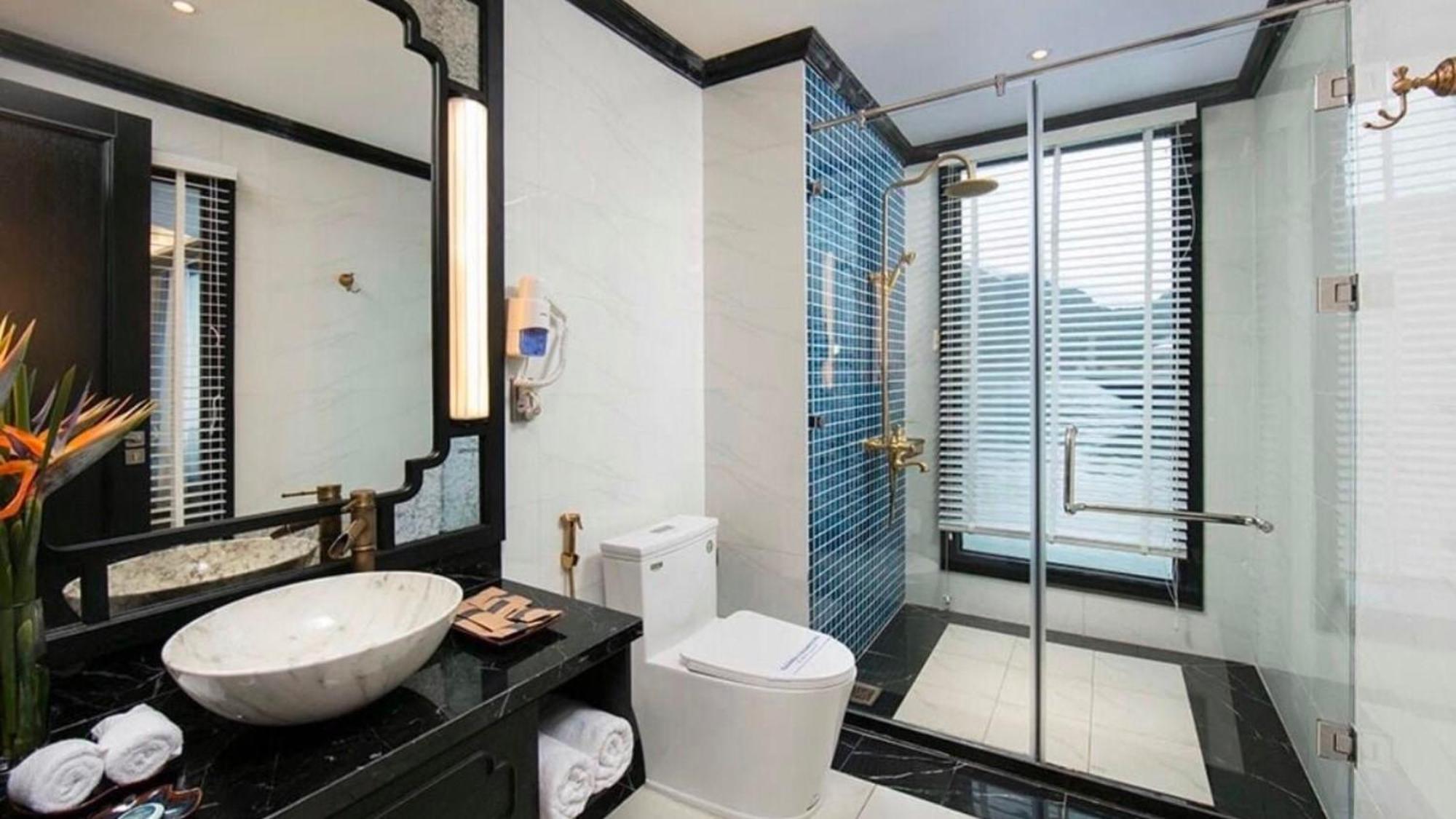 Lotus Boutique Cruise Hotel ฮาลอง ภายนอก รูปภาพ