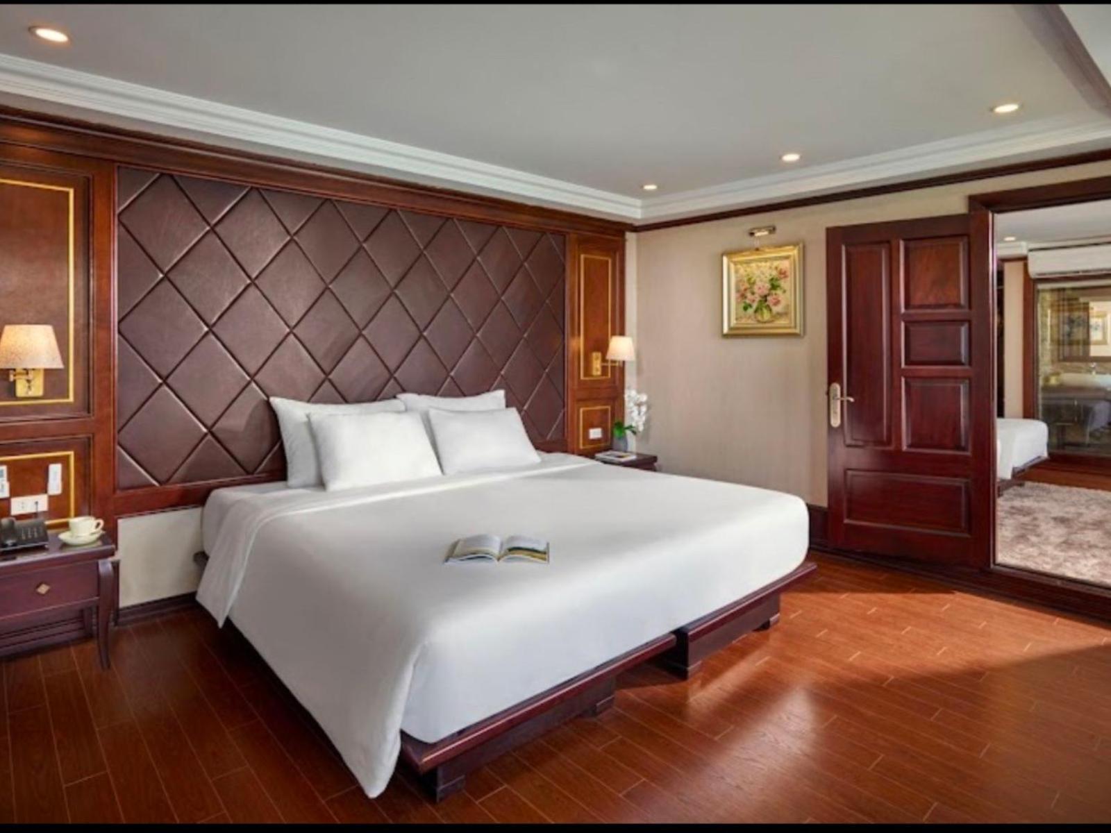 Lotus Boutique Cruise Hotel ฮาลอง ภายนอก รูปภาพ