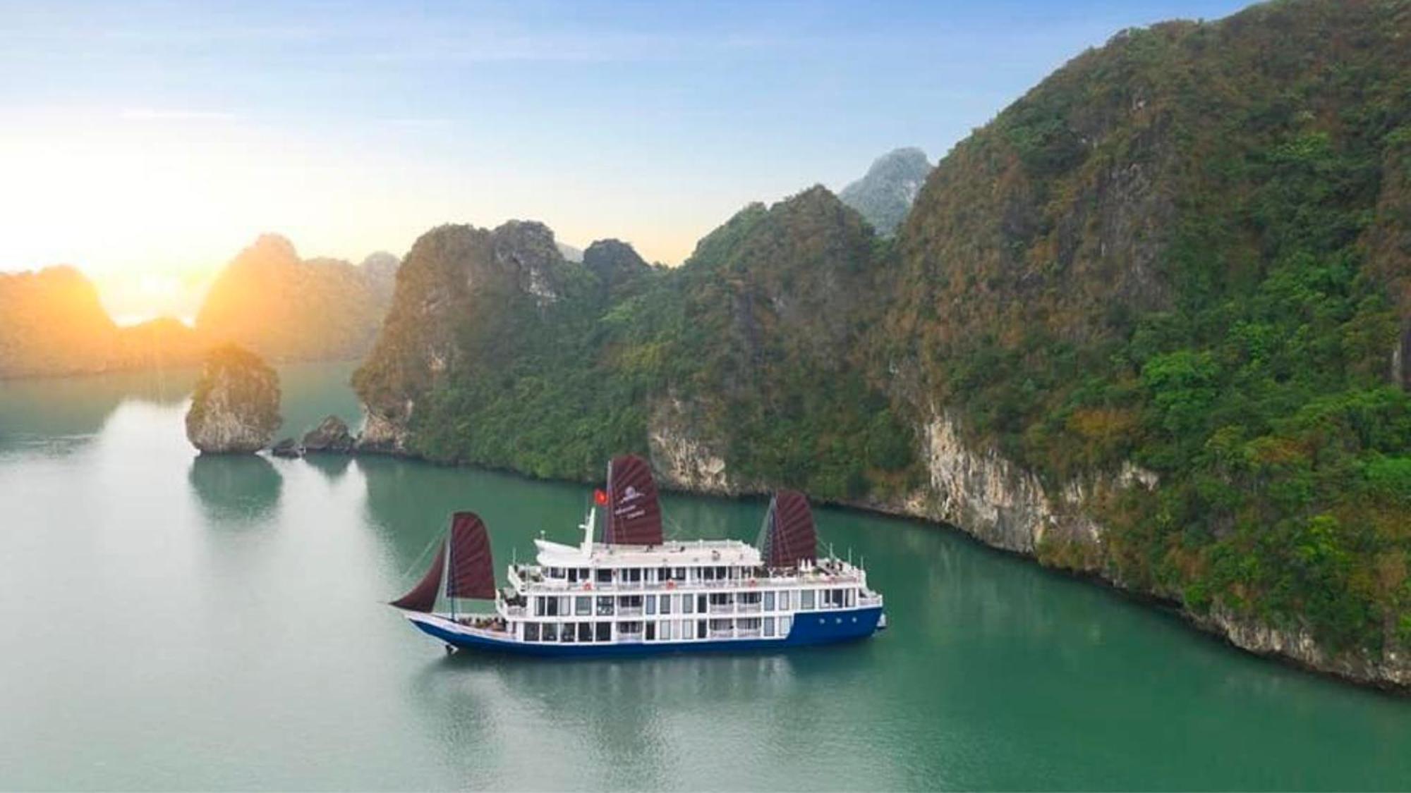 Lotus Boutique Cruise Hotel ฮาลอง ภายนอก รูปภาพ